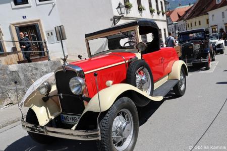 Mednarodna revija starodobnikov v Kamnik privabila ljubitelje klasičnih vozil (48)